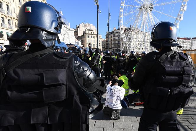 Lors d’une manifestation des « gilets jaunes » sur le Vieux-Port de Marseille, le 8 décembre 2018.