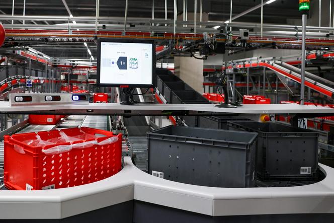 Dans un centre de distribution du supermarché en ligne Picnic, à Oberhausen (Allemagne), le 6 juin 2025.