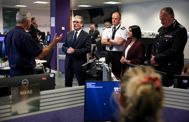 Le premier ministre britannique, Keir Starmer, et la ministre de l’intérieur, Shabana Mahmood, lors d’une visite au siège de la police du Grand Manchester, le 3 octobre 2025.