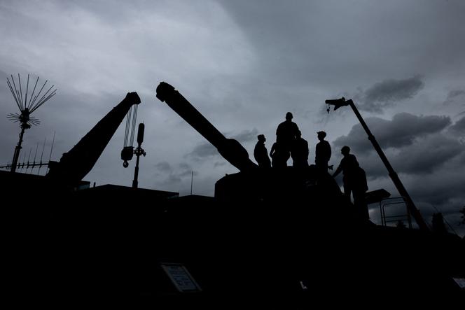 Des visiteurs sur le char Leopard 2A4 lors de la journée d’ouverture du salon international des technologies de défense et de sécurité, à Brno (République tchèque), le 28 mai 2025. 