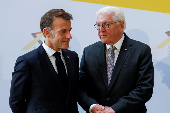 O presidente francês Emmanuel Macron e o presidente alemão Frank-Walter Steinmeier aguardam cerimônia nas comemorações para marcar o 35º aniversário do Dia da Unificação da Alemanha, em Saarbruecken, Alemanha, Octuber 3 de 2025.