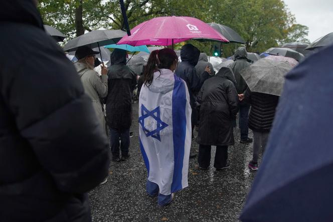 Lors d’une veillée près de la synagogue de Heaton Park, à Manchester (Grande-Bretagne), le 3 octobre 2025. 