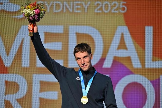 Titouan Castryck sur la plus haute marche du podium, après la finale de kayak des championnats du monde de slalom en Australie, le 3 octobre 2025.