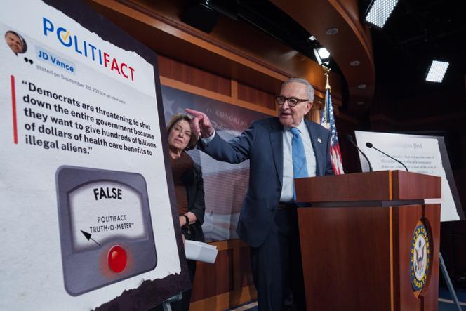 Le chef de la minorité démocrate au Sénat, Chuck Schumer, lors d’une conférence de presse au Capitole à Washington, le 3 octobre 2025.