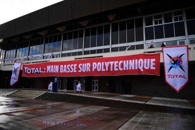 Des militants protestent contre le lien entre Total et l’Ecole polytechnique, devant Polytechnique, à Palaiseau (Essonne), le 12 mars 2020.