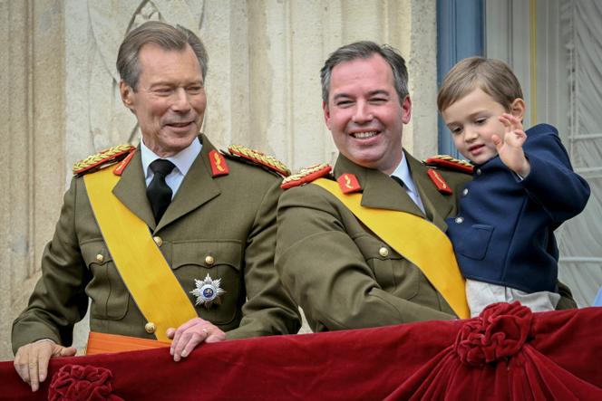 Les membres de la famille grand-ducale luxembourgeoise (de gauche à droite) : le grand-duc Henri, le grand-duc Guillaume et le prince Charles saluent depuis le balcon du Palais, dans la ville de Luxembourg, le 3 octobre 2025.