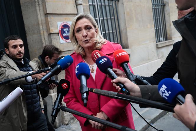 La députée du Pas-de-Calais, Marine Le Pen, à la sortie de sa rencontre avec le premier ministre, Sébastien Lecornu, à Paris, le 3 octobre 2025.