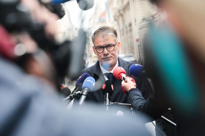 Le premier secrétaire du Parti socialiste, Olivier Faure, et la délégation socialiste après leur entretien avec le premier ministre, Sébastien Lecornu, à Paris, le 3 octobre 2025. 