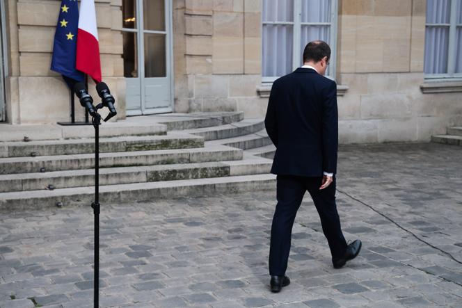 Le premier ministre, Sébastien Lecornu, après son allocution surprise sur le parvis de Matignon, le 3 octobre 2025. 