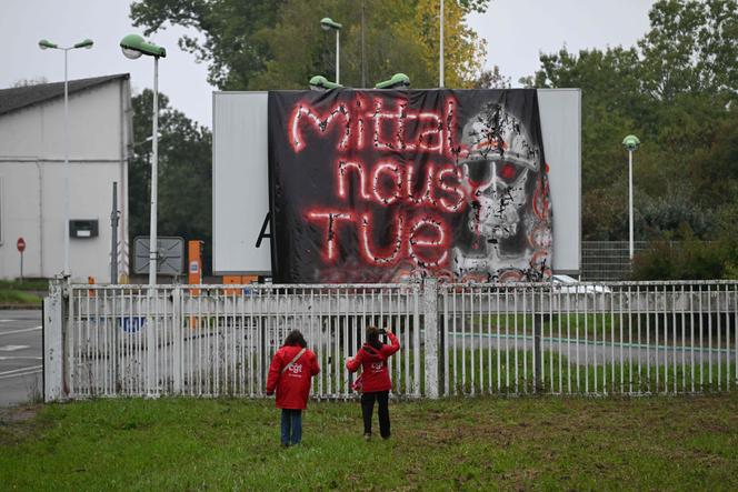 Lors d’un rassemblement contre les suppressions d’emplois, devant l’entrée de l’usine sidérurgique ArcelorMittal, à Basse-Indre (Loire-Atlantique), le 3 octobre 2025. 