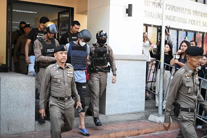 Le ressortissant thaïlandais Ekkalak Paenoi (au centre), suspect dans le meurtre présumé de l’ancien député du Parti du sauvetage national du Cambodge (CNRP) Lim Kimya, lors de son transfer au tribunal pénal de Bangkok, le 13 janvier 2025.