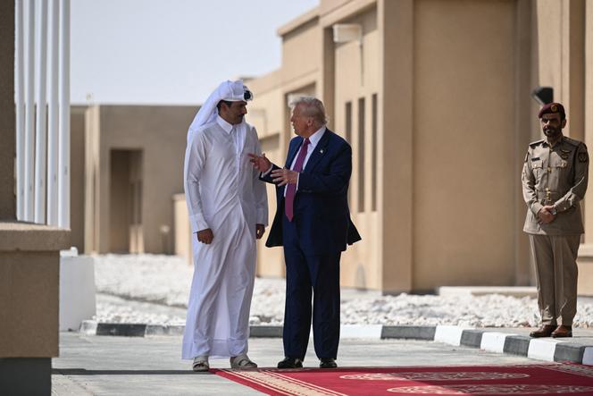 L’émir du Qatar, Cheikh Tamim ben Hamad Al Thani (à gauche), s’entretient avec le président américain Donald Trump sur la base aérienne d’Al-Udeid (Doha), le 15 mai 2025.