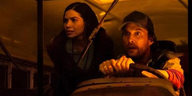 America Ferrera (Mary Ludwig) et Matthew McConaughey (Kevin McKay), dans « The Lost Bus », de Paul Greengrass.