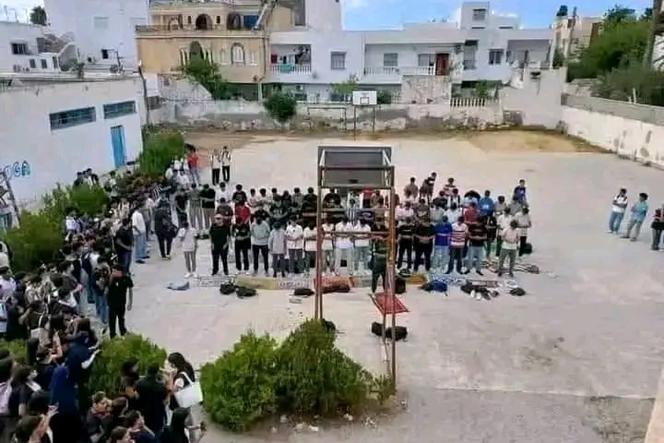 Des élèves du lycée Mohammed-Boudhina, à Hammamet, filmés en train de prier sur le terrain de basket de l’établissement, le 25 septembre 2025.