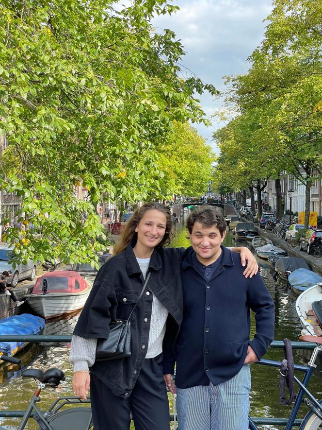Léa Hirschfeld et son frère, Anton, à Amsterdam, en 2024.