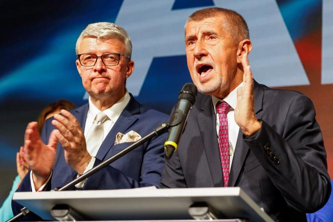 O líder do Partido Ano Andrej Babis fala com a mídia após os resultados preliminares das eleições parlamentares, em Praga, República Tcheca, Octuber 4 de 2025.