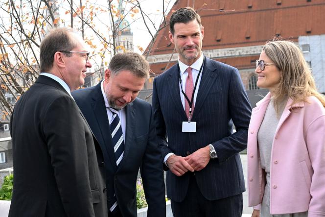 Le ministre allemand de l’intérieur, Alexander Dobrindt, le ministre suédois de la migration, Johan Forssell, le ministre polonais de l’intérieur, Marcin Kierwinski, et la ministre belge de l’asile, de la migration, de l’intégration et de la politique urbaine, Anneleen Van Bossuyt, à Munich, le 4 octobre 2025.