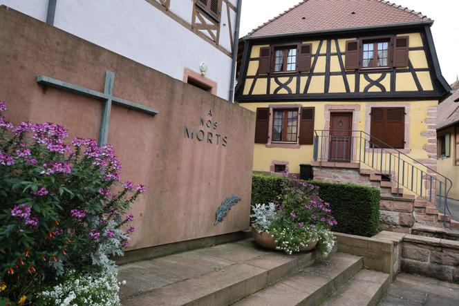 Le monument aux morts de Niedermorschwihr (Haut-Rhin) ne portant aucun nom, le 1er novembre 2025.