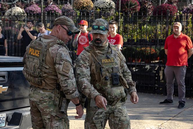 Agents fédéraux devant des manifestants pacifiques dans le quartier d’Humboldt Park, à Chicago, le 3 octbre 2025.