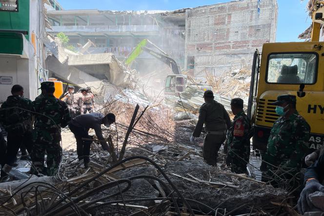 Les sauveteurs déblayent les décombres à la recherche de victimes cinq jours après l’effondrement d’un bâtiment dans un internat à Sidoarjo, dans l’est de Java, en Indonésie, le 4 octobre 2025.