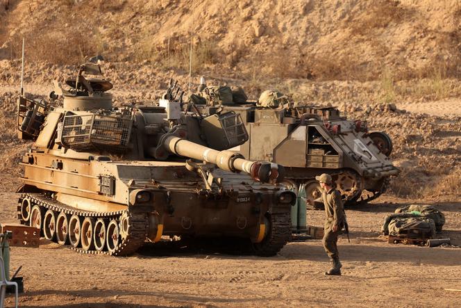Un soldat israélien devant un obusier autopropulsé stationné le long de la frontière avec la bande de Gaza, le 30 septembre 2025. 