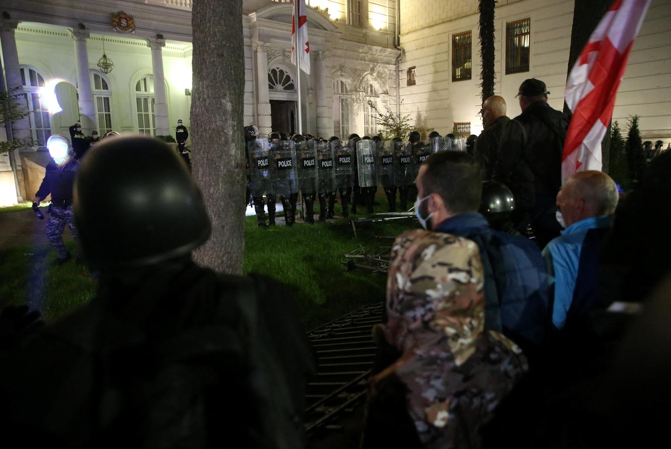 Géorgie : des manifestants ont tenté d’entrer dans le palais présidentiel