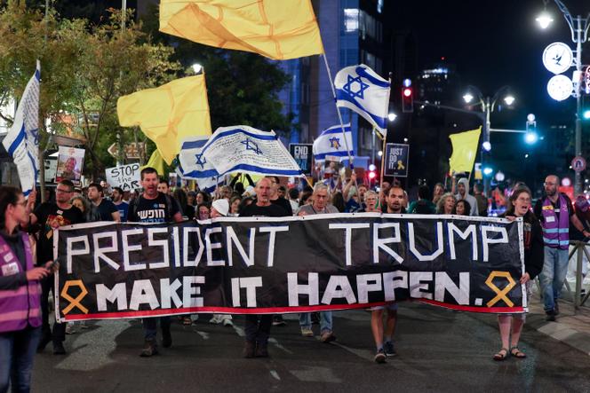 Des manifestants tiennent une banderole sur laquelle on peut lire « Président Trump Réalisez-le » lors d’une marche à Jérusalem, le 4 octobre 2025.