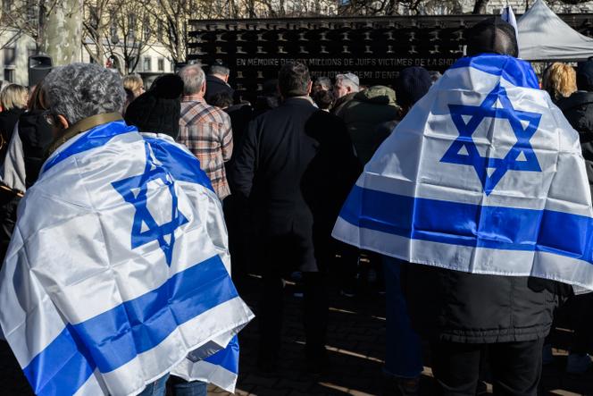 Les manifestants réunis devant le Mémorial de la Shoah pour rendre hommage aux otages décédés, à Lyon, le 23 février 2025.