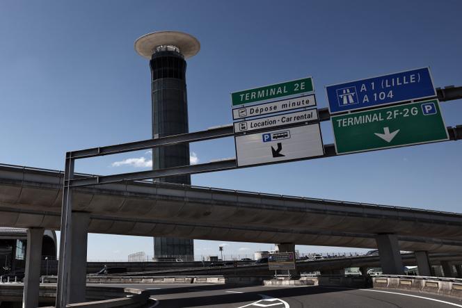 La tour de contrôle de l’aéroport de Roissy-Charles-de-Gaulle, près de Paris, en juillet 2025.