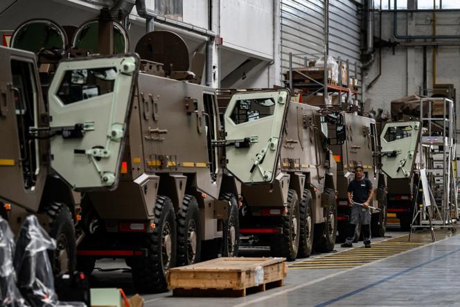 Chaîne de production du véhicule blindé multirôle Griffon, sur le site de l’usine KNDS de Roanne (Loire), le 12 juin 2025.
