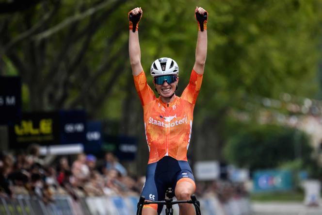 Demi Vollering célèbre sa victoire sur la course en ligne des championnats d’Europe de cyclisme à Guilherand-Granges (Ardèche), le 4 octobre 2025.