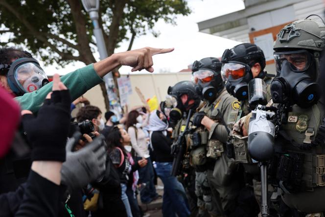 Des agents fédéraux tentent de repousser des manifestants devant un centre de la police de l’immigration américaine, à Portland (Oregon), le 4 octobre 2025.