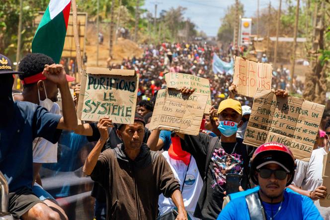 Des manifestants lors d’une marche contre le gouvernement à Antsiranana (Madagascar), le 4 octobre 2025.