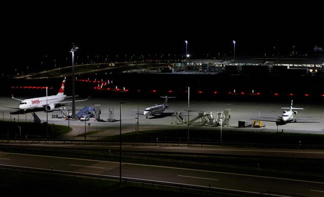 Des avions immobilisés sur le tarmac de l’aéroport international de Munich (Allemagne), dans la nuit du 3 au 4 octobre 2025.