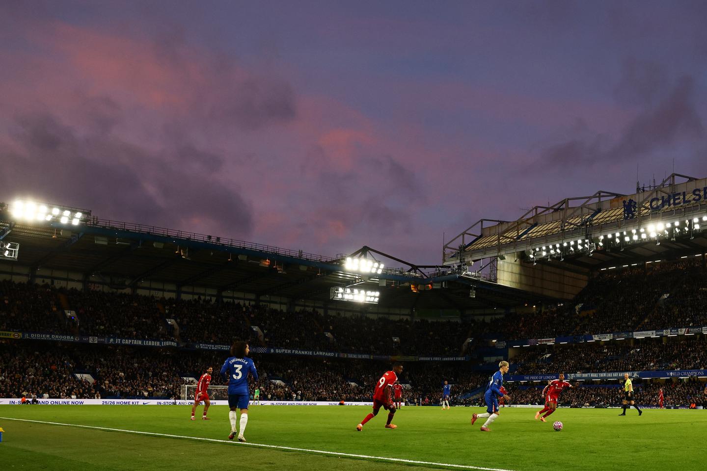 Â«Â AprÃ¨s avoir prospÃ©rÃ© sans entrave, la Premier League de football est remise sous...