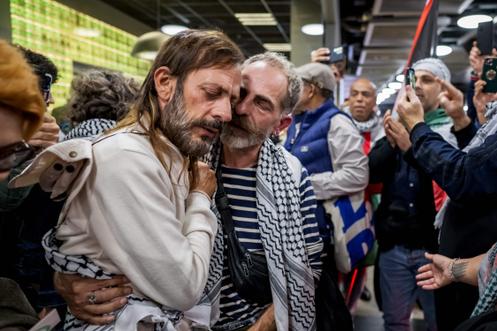 Steve Mercier (à gauche), l’un des militants suisses qui naviguaient à bord des navires de la flottille Global Sumud, après son atterrissage à l’aéroport de Genève en provenance d’Istanbul, suite à sa détention en Israël, le 5 octobre 2025.