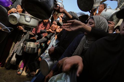 Distribution de nourriture dans une cantine communautaire de Khan Younès, au sud de la bande de Gaza, le 5 octobre 2025.