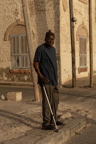 Moussa Niang, chef traditionnel du quartier nord-centre de l’île, sur l’île de Saint-Louis, le 27 juin 2025.