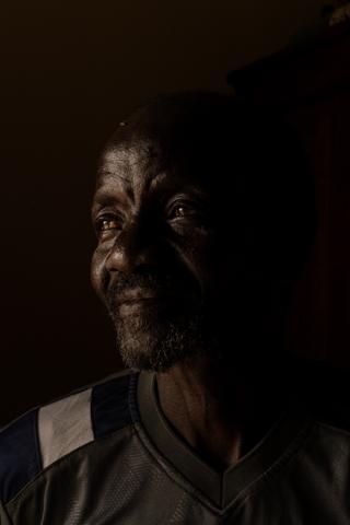 Momar Sylla, ancien pêcheur, a vu sa maison de Guet Ndar détruite par la montée des eaux en juillet 2015. Il vit désormais sur le continent, le 26 juin 2025.