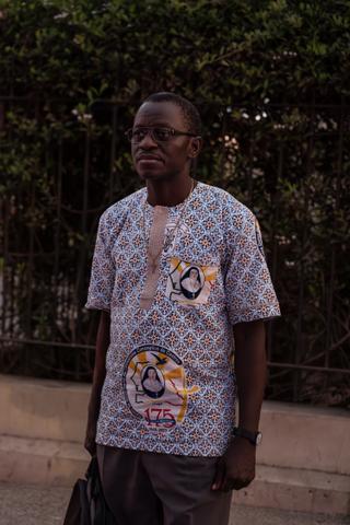 Jean-Louis Coly, devant la cathédrale Saint-Louis, dont il est le curé, sur l’île de Saint-Louis, à Saint-Louis (Sénégal), le 27 juin 2025.