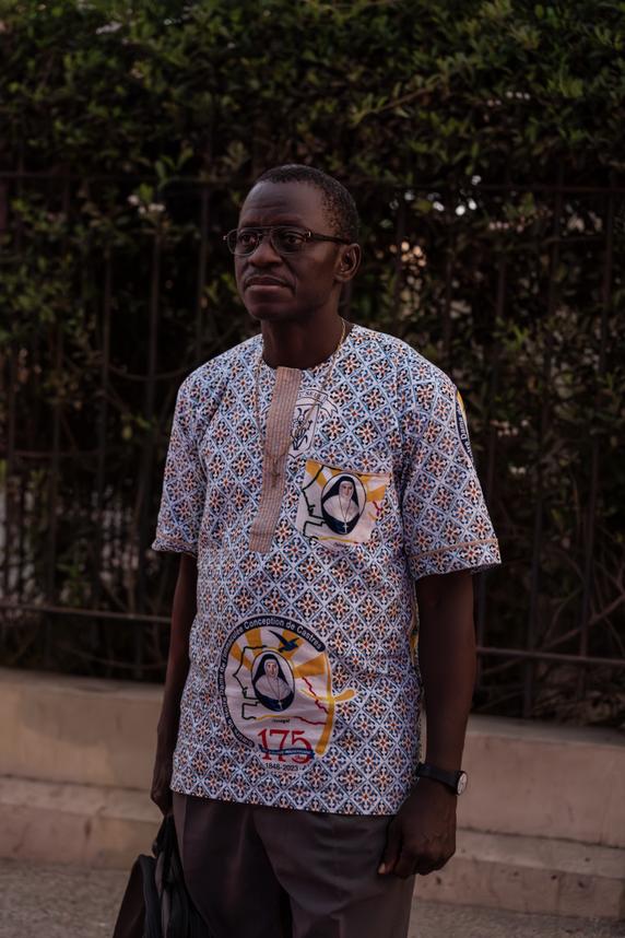 Jean-Louis Coly, devant la cathédrale Saint-Louis, dont il est le curé, sur l’île de Saint-Louis, à Saint-Louis (Sénégal), le 27 juin 2025.