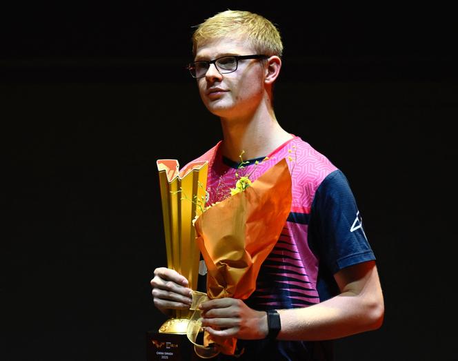 Le Français Félix Lebrun pose avec le trophée de finaliste, après la finale du simple messieurs contre le Chinois Wang Chuqin au tournoi Grand Smash de Pékin, le 5 octobre 2025. 