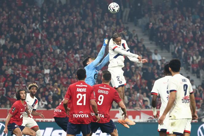 Sortie aérienne du gardien lillois, Berke Ozer, face au Parisien Bradley Barcola, au Stade Pierre-Mauroy à Villeneuve-d'Ascq (Nord), le 5 octobre 2025.