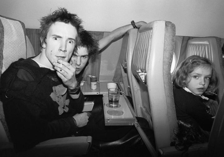 Johnny Rotten et Sid Vicious dans un avion les transportant de Londres à Bruxelles, en novembre 1977.