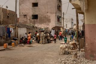 Dans le quartier de pêcheurs de Guet Ndar, parmi les plus densément peuplés d'Afrique de l'Ouest, menacé par la montée des eaux, à Saint-Louis, le 25 juin 2025.