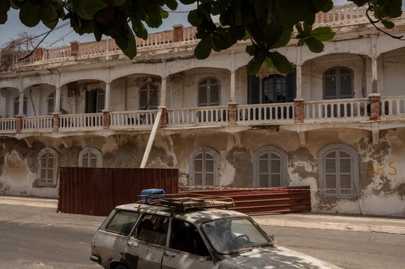 Le palais du Gouverneur, construit en 1789. Sur l’île de Saint-Louis, le 27 juin 2025.