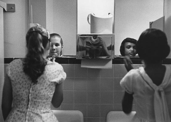 Une jeune fille noire et une jeune fille blanche se maquillent dans les toilettes avant un dîner d’intégration, pendant les manifestations américaines pour les droits civiques, en Virginie, en 1958.
