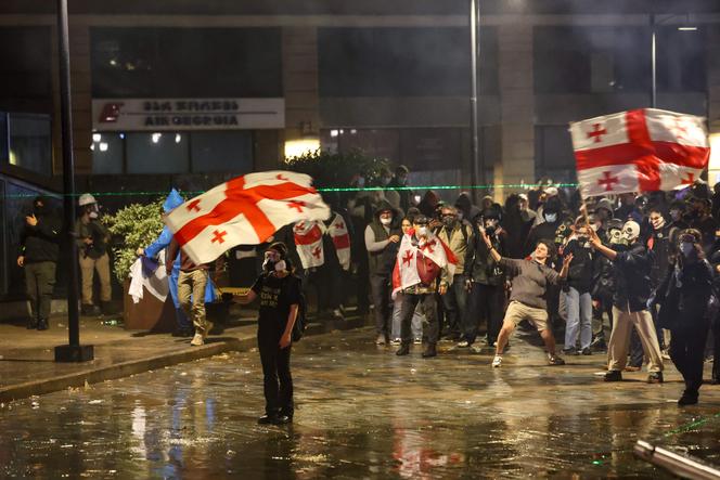 Lors du rassemblement contre le gouvernement de manifestants pro-européens, dans le centre de Tbilissi, le 4 octobre 2025.
