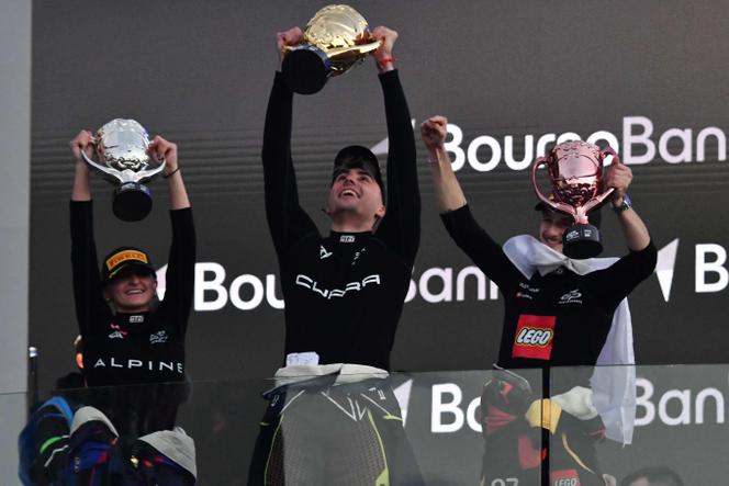 Le youtubeur espagnol Karchez (au centre), vainqueur du GP Explorer devant les Français Kaatsup (à gauche) et Maxime Biaggi (à droite), dimanche 5 octobre 2025 au Mans.