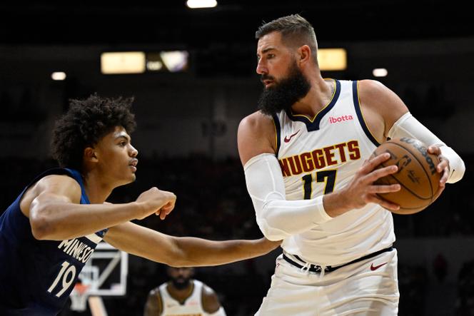 Le Français Joan Beringer (à gauche) face au pivot des Denver Nuggets, Jonas Valanciunas, lors d’un match de présaison, le 5 octobre 2025, à la Pechanga Arena, à San Diego (Californie).